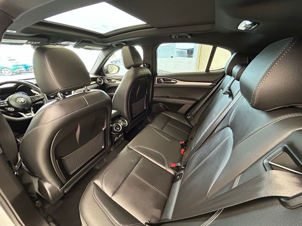 New 2025 Milano White Exterior Paint Alfa Romeo Base image 21