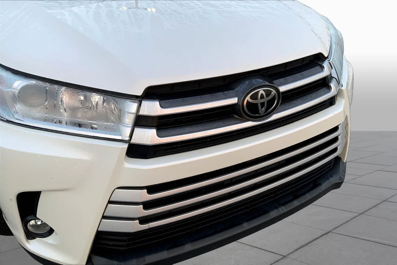 Used 2019 Blizzard Pearl Toyota XLE image 29