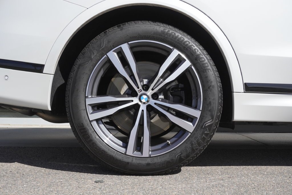 Used 2025 White BMW M60i image 32
