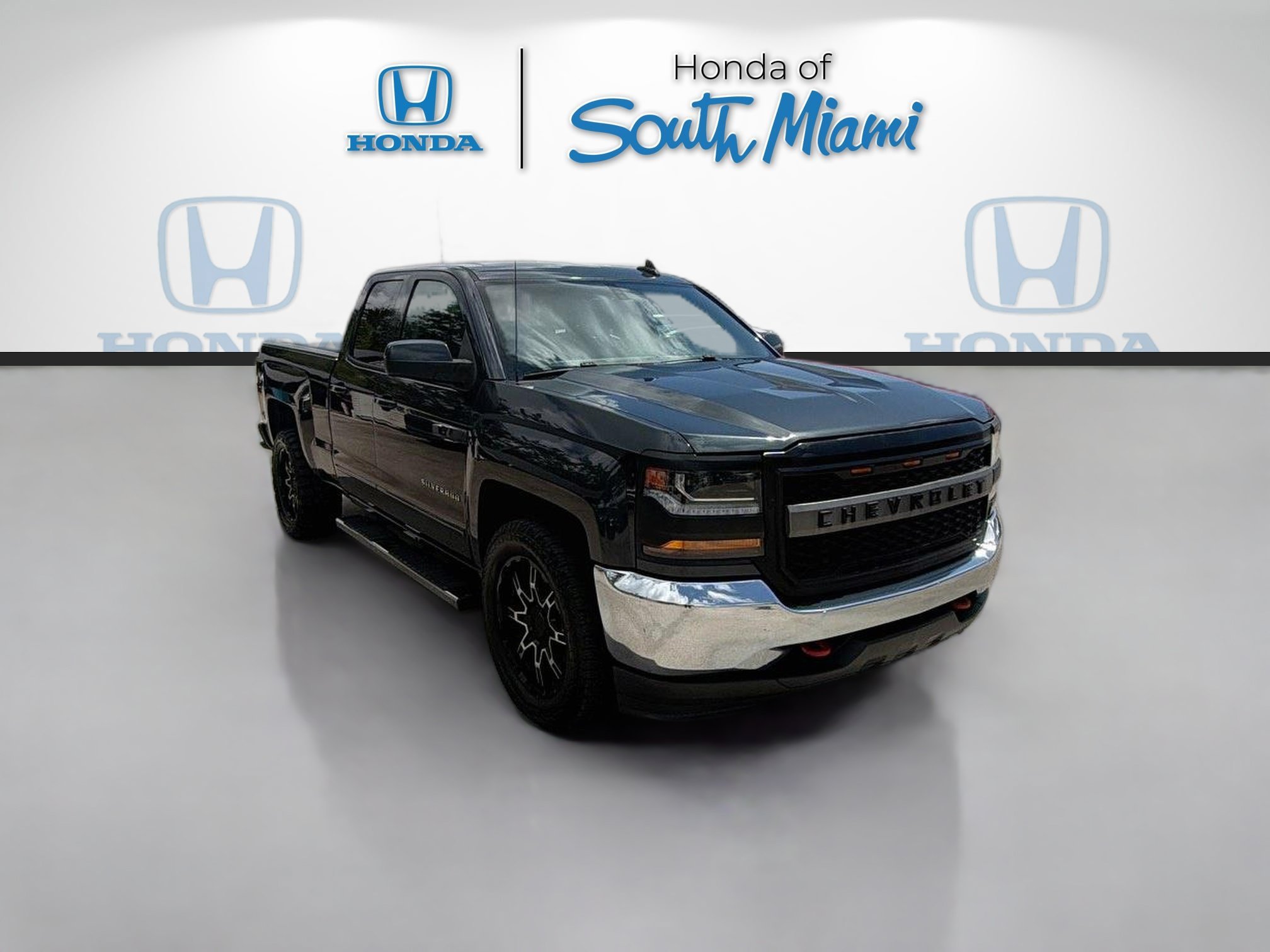 Used 2018 Graphite Metallic Chevrolet LT image 1