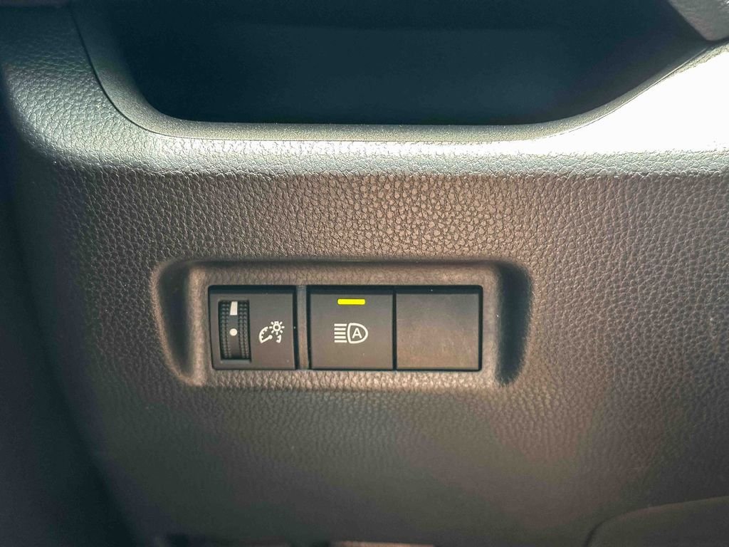 2020 Toyota RAV4 LE - Photo 35