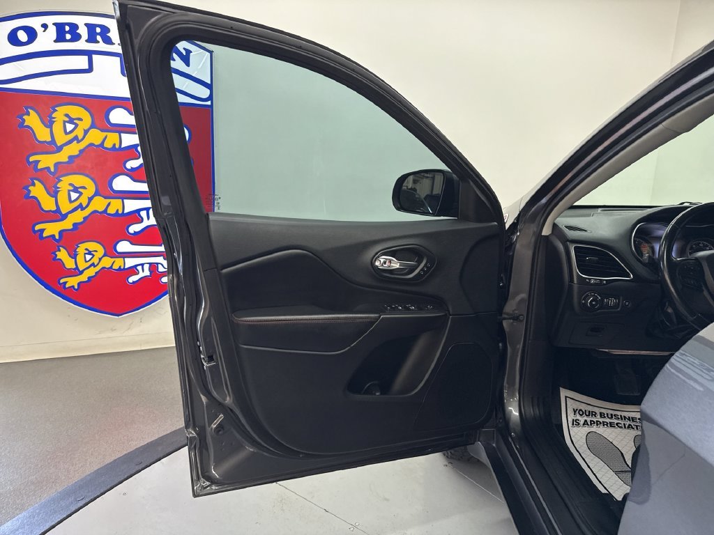 Used 2019 Crystal Metallic Jeep Trailhawk image 14