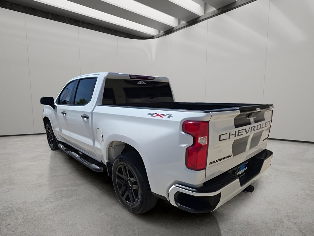 Used 2022 White Chevrolet Custom image 3