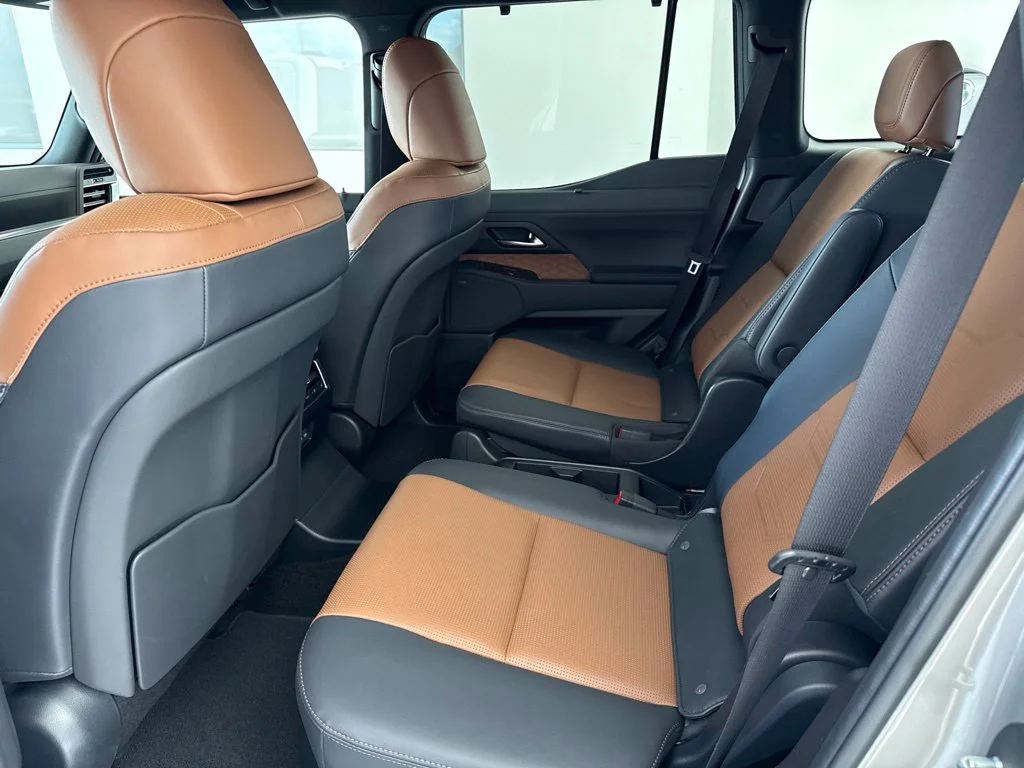 Used 2025 Silver Lexus 550 Luxury+ image 23