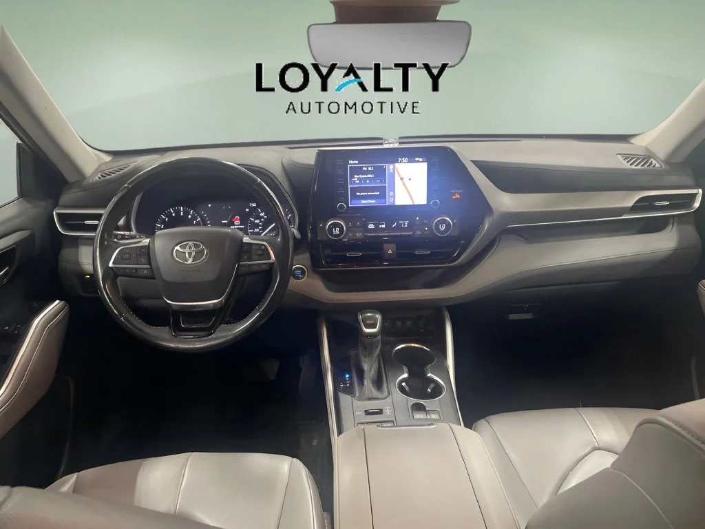 Used 2020 Silver Toyota XLE image 10