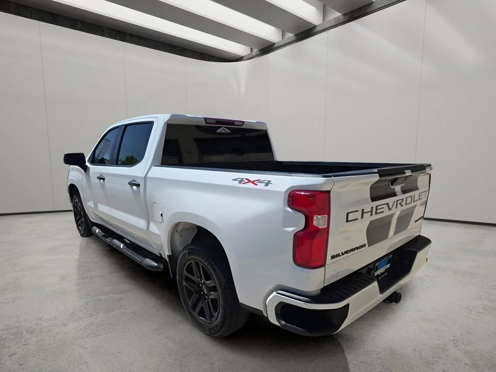 Used 2022 White Chevrolet Custom image 3