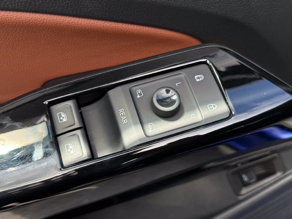 Used 2022  Volkswagen Pro S image 25