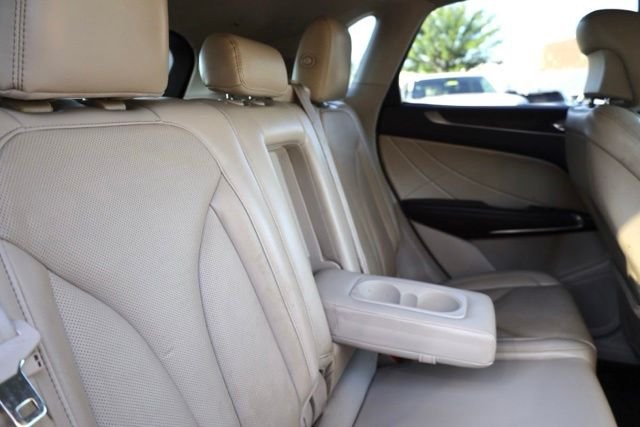 Used 2019 White Platinum Clearcoat Metallic Lincoln Reserve image 36