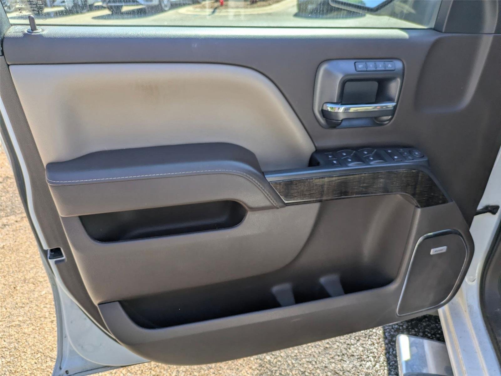 Used 2016 White Frost Tricoat GMC Denali image 11