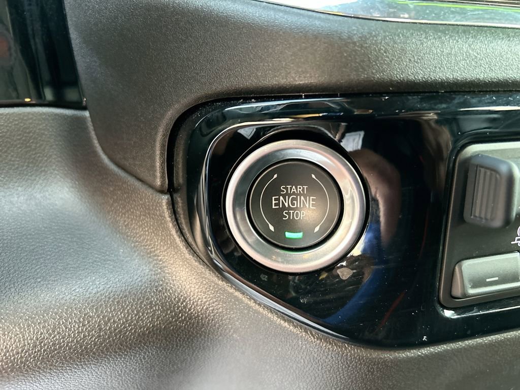 Used 2025 Summit White GMC Elevation image 20