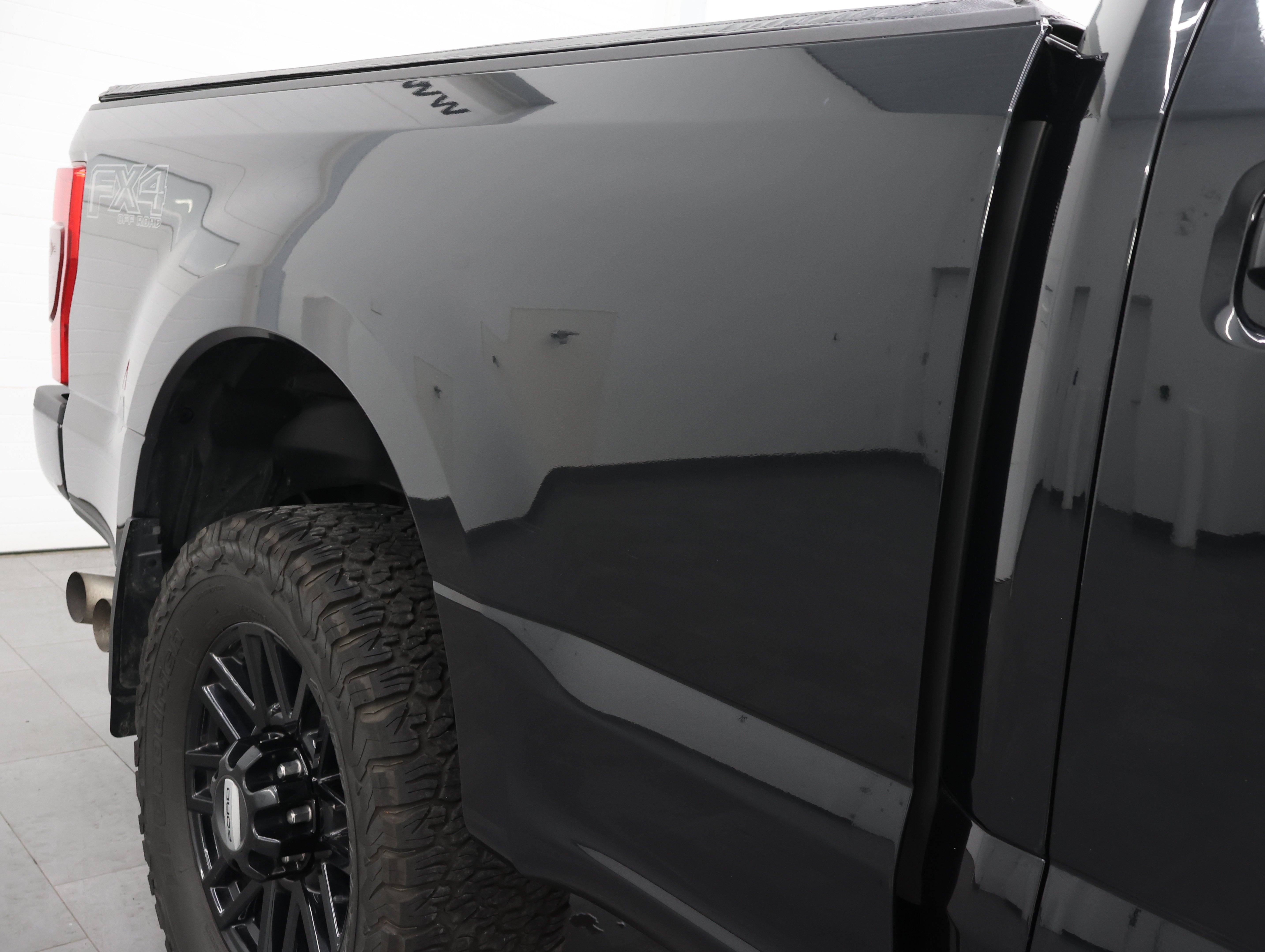 Used 2022 Agate Black Metallic Ford 4x4 Crew Cab Lariat w/Fx4: CREW-SHORT-LARIAT ULTIMATE-BLACK-FX4-6.7L DIESEL-NAV-PANO image 27