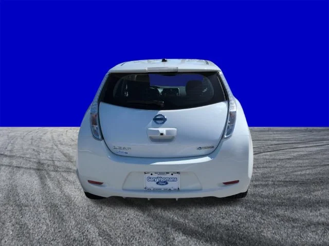 Used 2015 Glacier White Nissan SV image 5