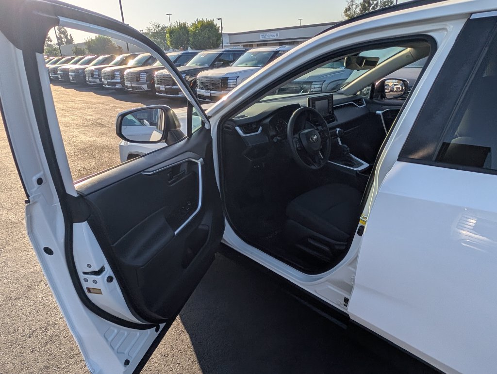 2021 Toyota RAV4 LE - Photo 32