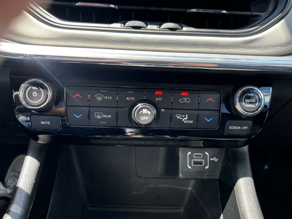 Used 2022 Black Jeep Limited 4x4 image 23