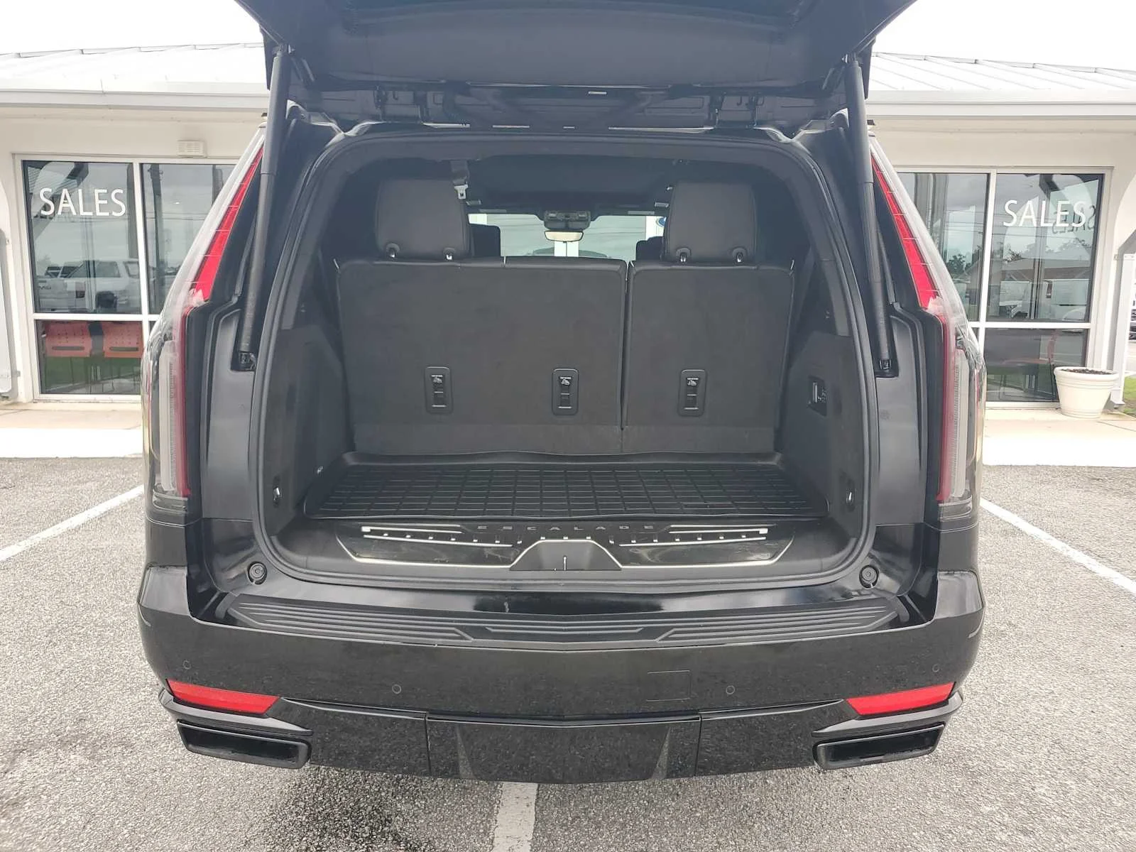 Used 2023 BLACK RAVEN Cadillac 4WD Sport Platinum image 7