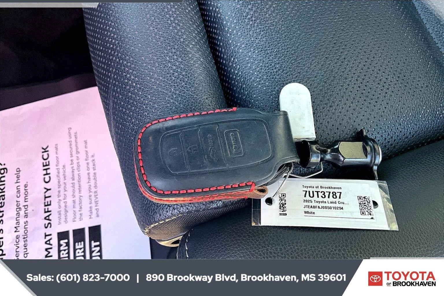 Used 2025 Wind Chill Pearl Toyota Base image 9