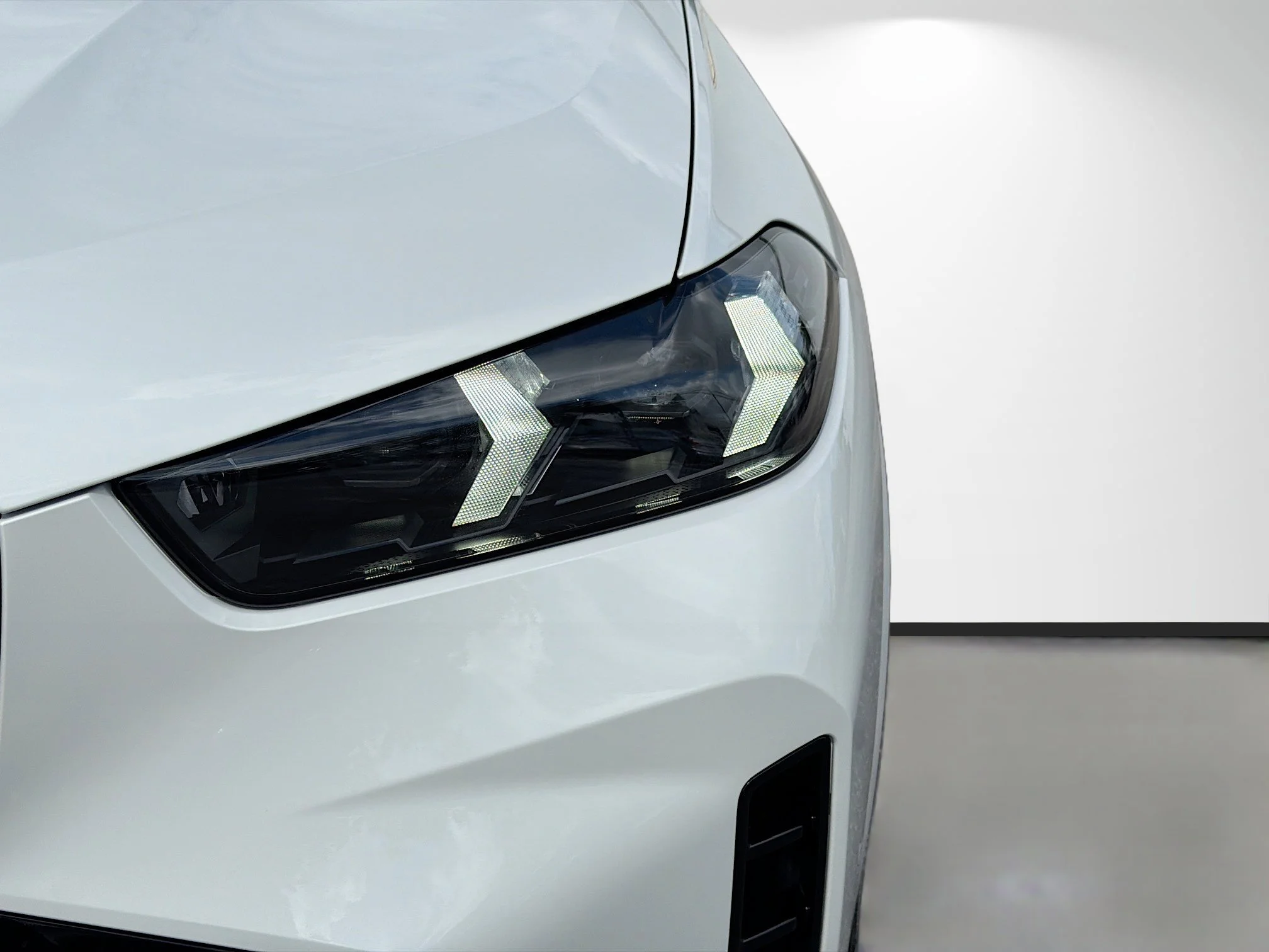 New 2026 Mineral White Metallic BMW xDrive40i image 9