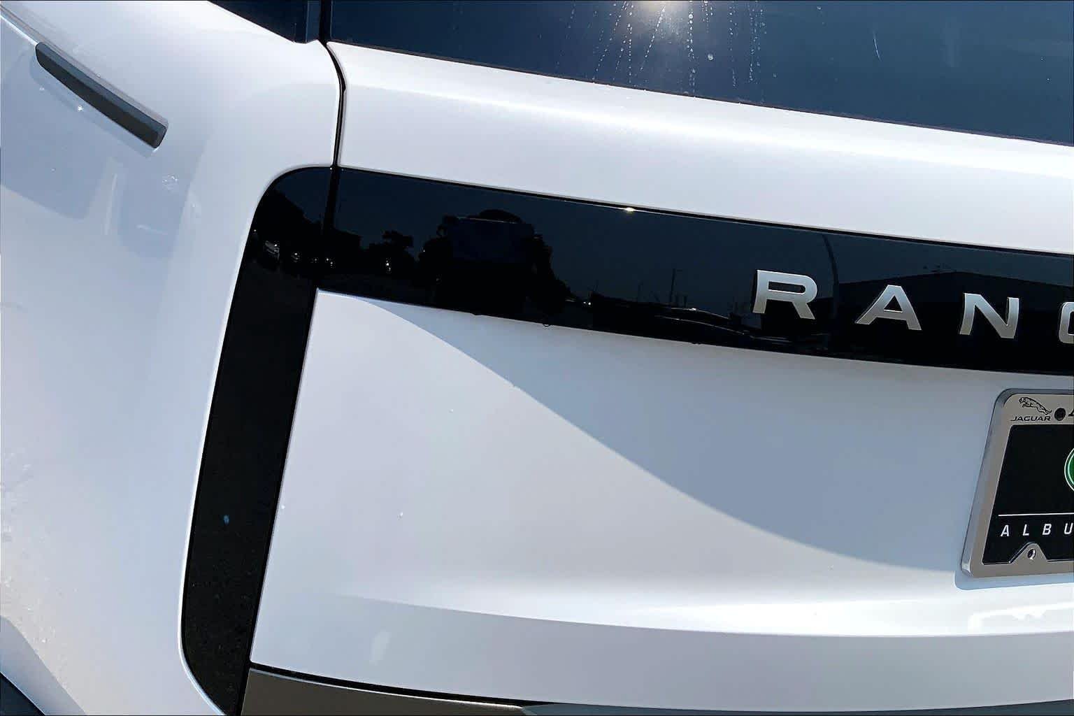 New 2026 Ostuni Pearl White Land Rover SE image 14