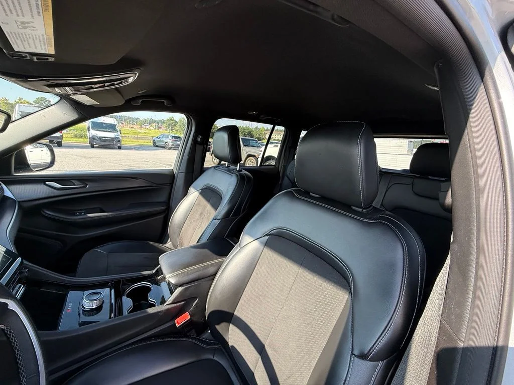 Used 2023 Silver Jeep Altitude X image 22