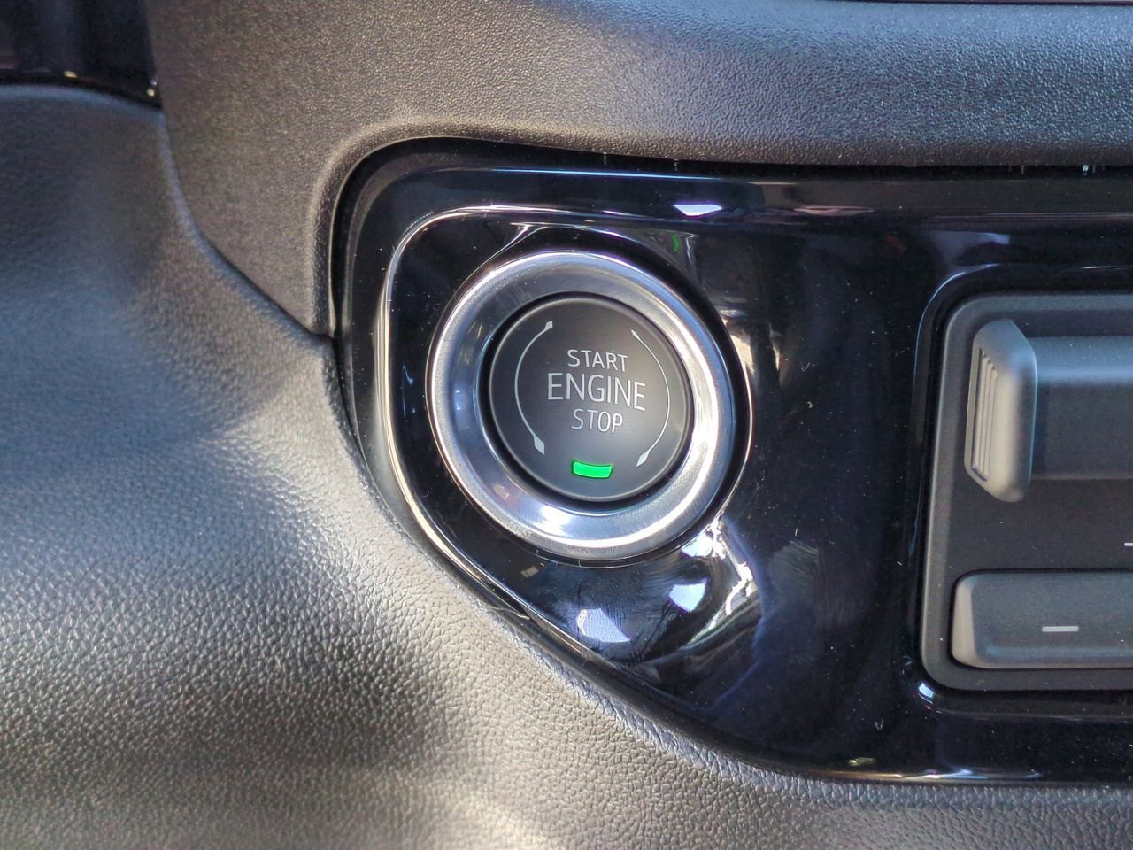 New 2026 Sterling Metallic GMC Elevation image 17
