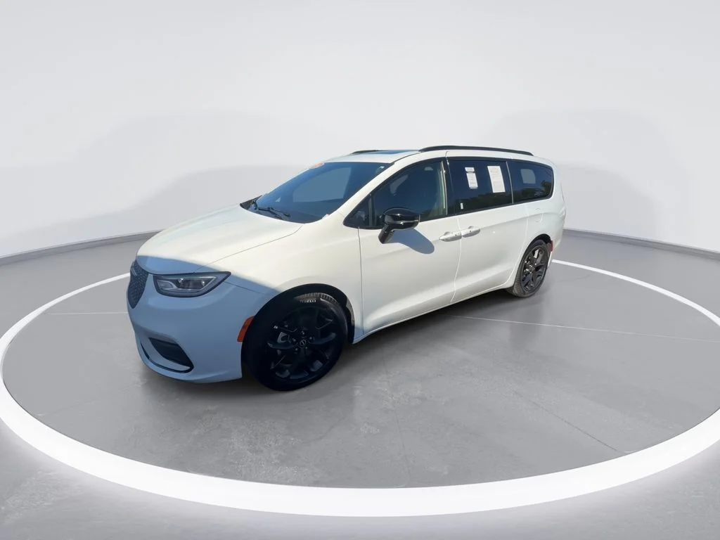 Used 2025 White Chrysler Limited image 4