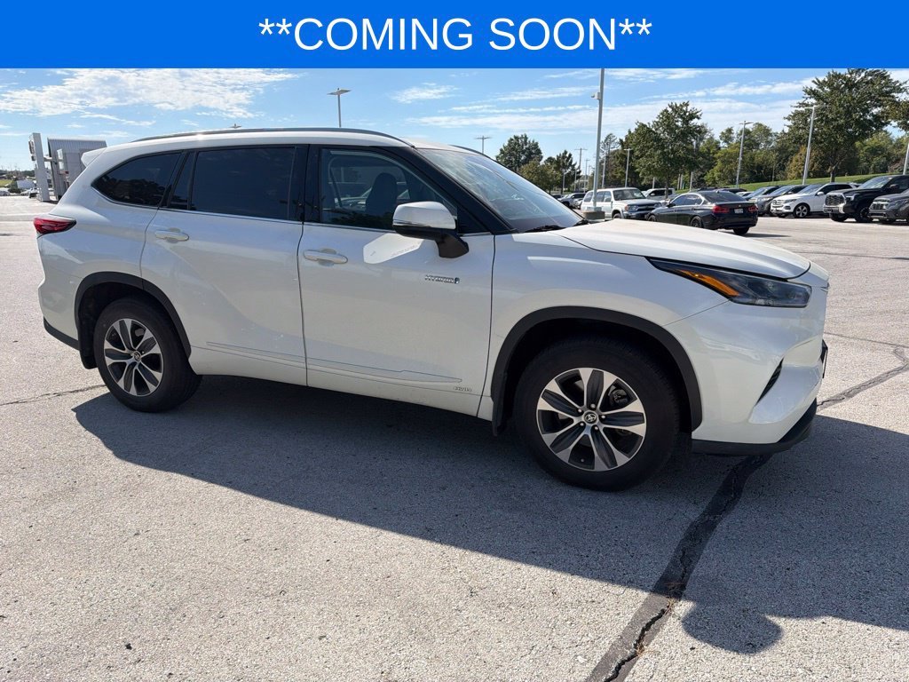 Used 2021 White Toyota XLE image 4