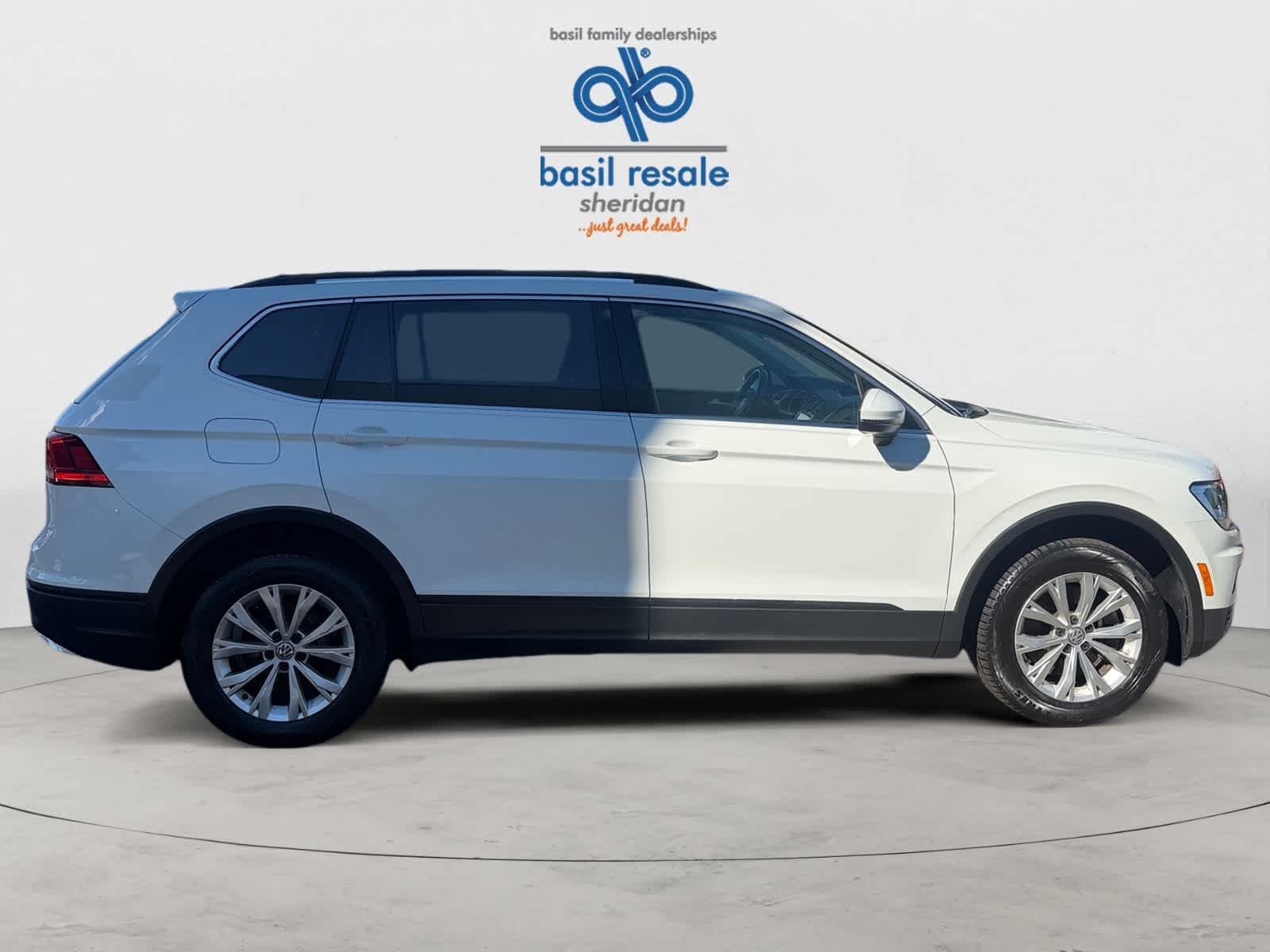 Used 2019 Pure White Volkswagen SE image 9