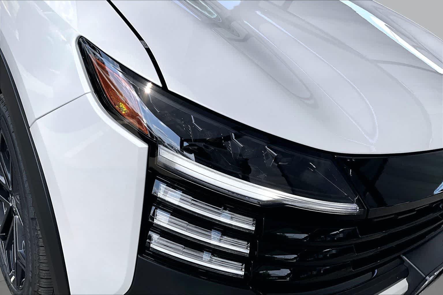 New 2026 Aspen White Tricoat/Super Black Nissan SR image 18