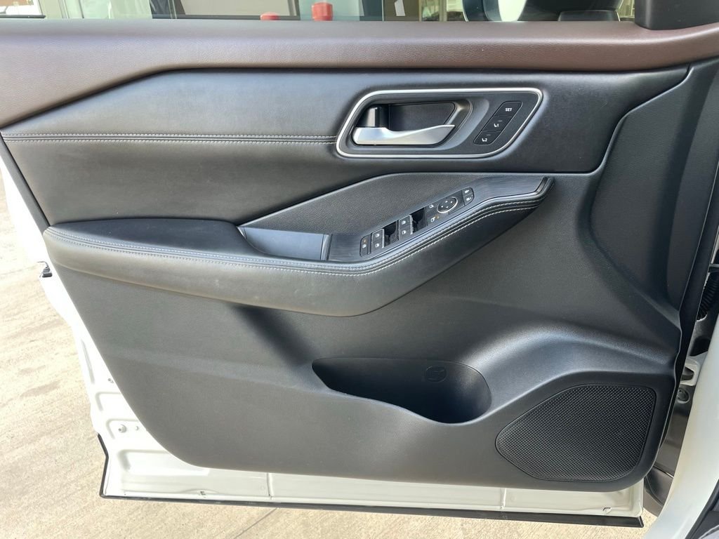 Used 2023 White Nissan Platinum image 10