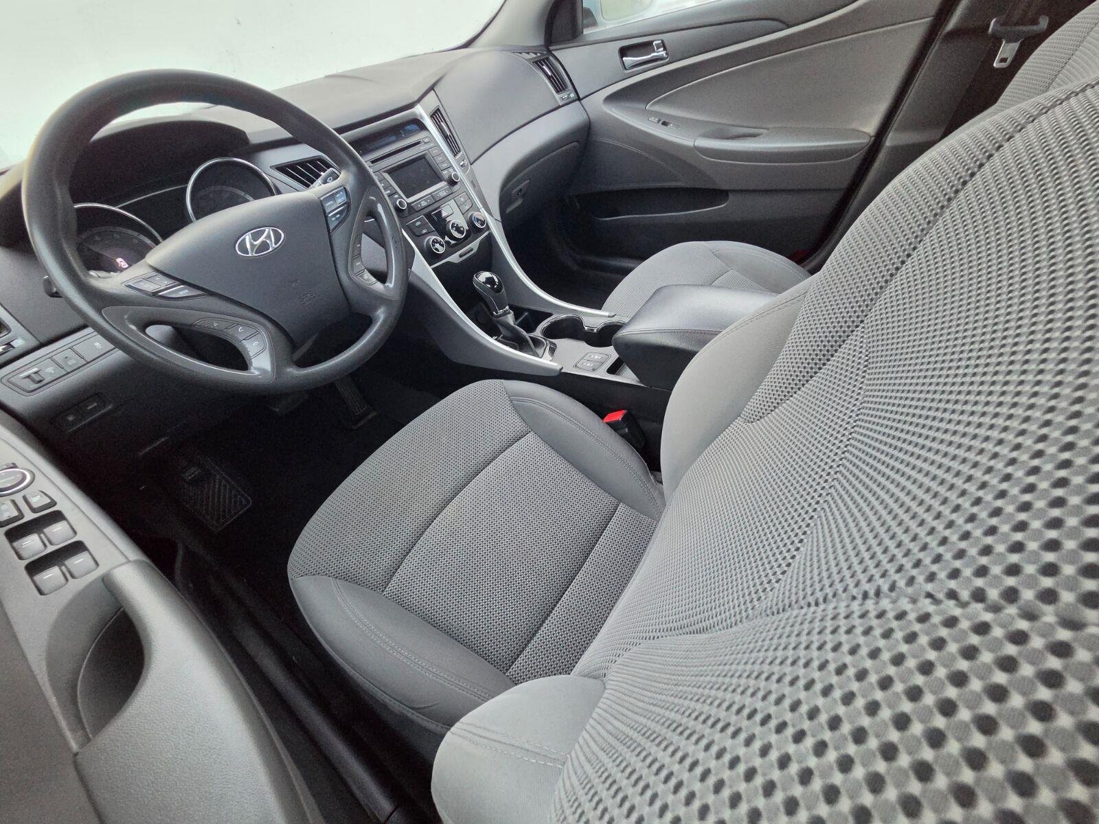 Used 2014 Silver Hyundai GLS image 8