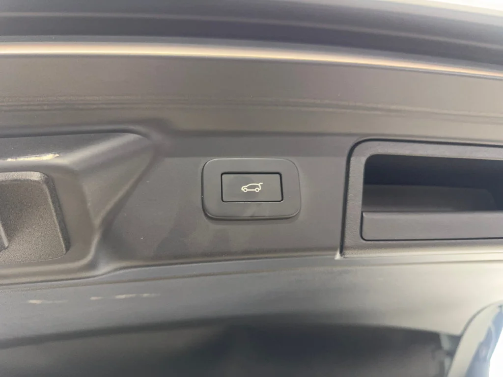 Used 2023 White Land Rover R-Dynamic S image 86