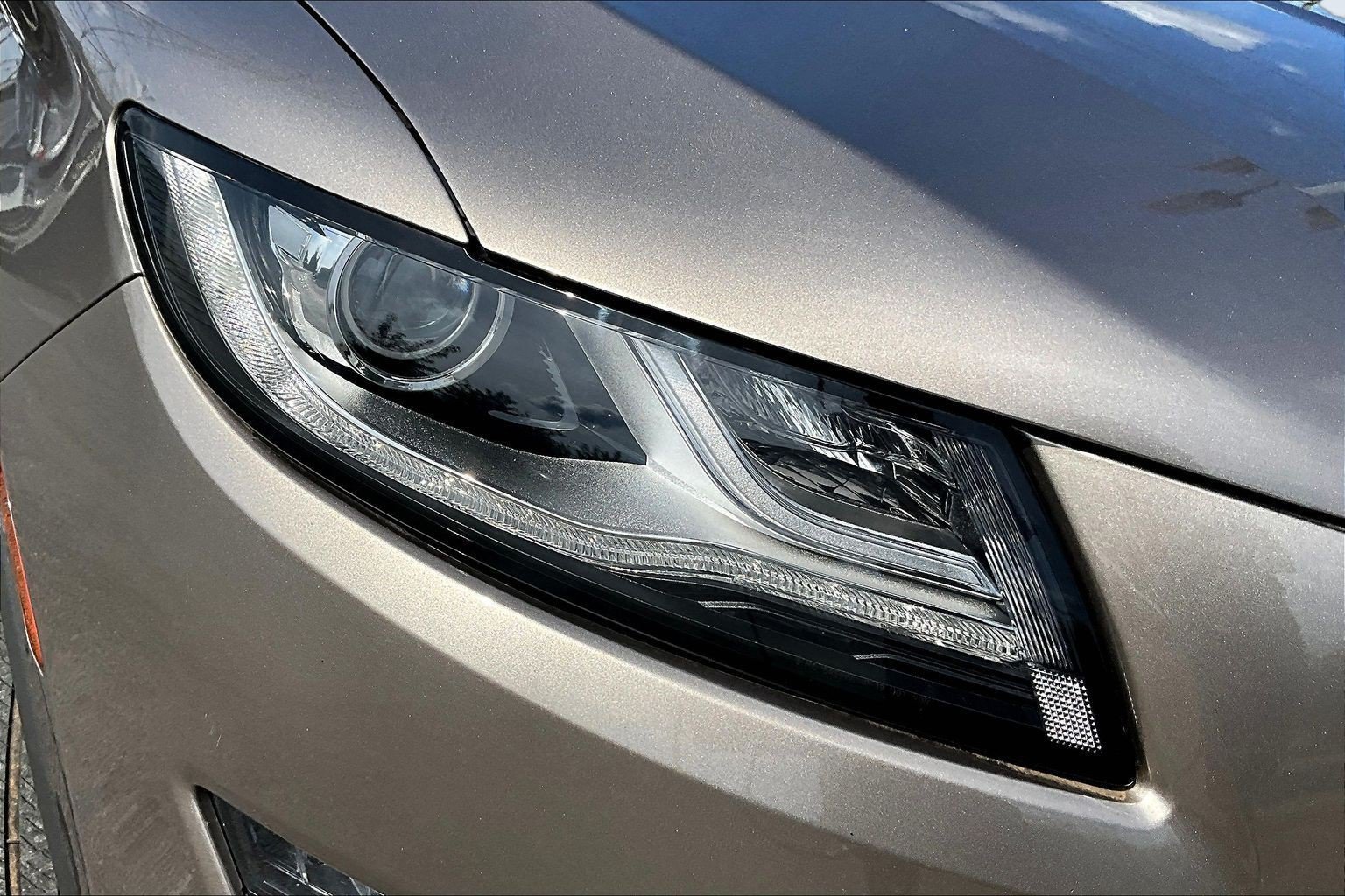Used 2019 Brown Lincoln Select image 26