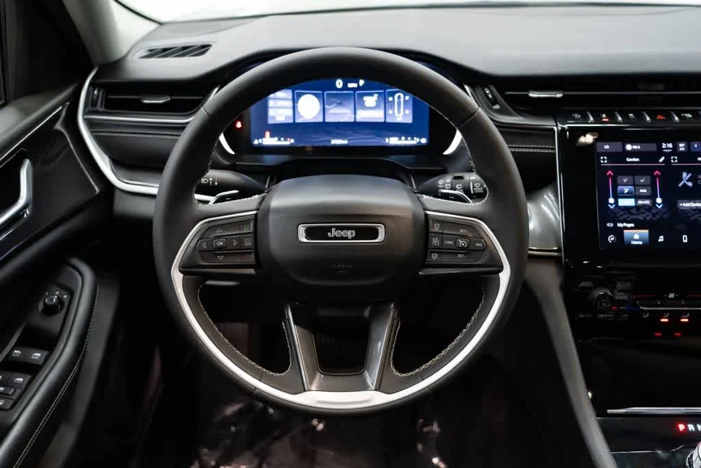 Used 2023 Diamond Black Crystal Pearlcoat Jeep Laredo image 15