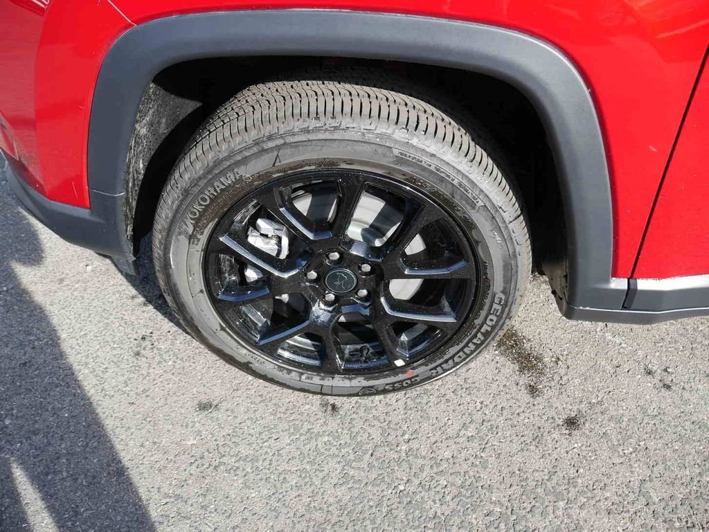 New 2026 Red Hot Pearlcoat Jeep Latitude image 9