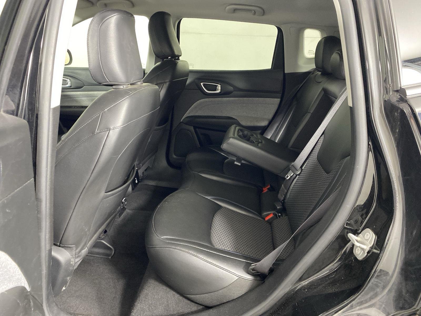 Used 2022 Diamond Black Crystal Pearlcoat Jeep Latitude image 11