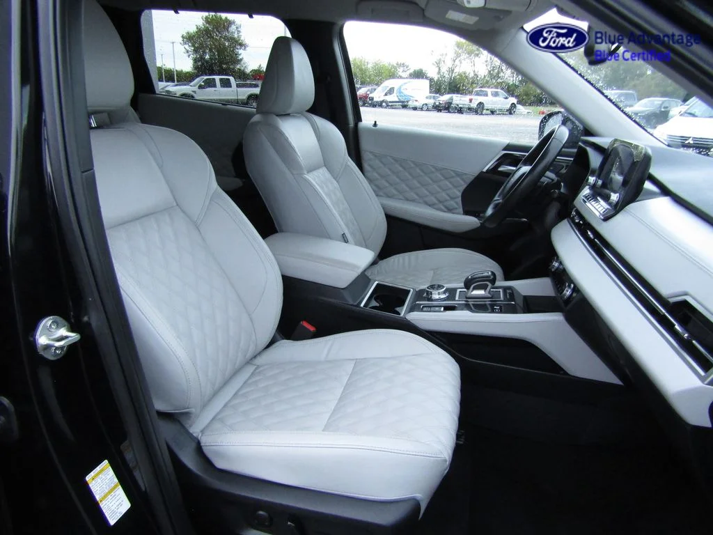 Certified Used 2024 Labrador Black Pearl Mitsubishi SEL image 18