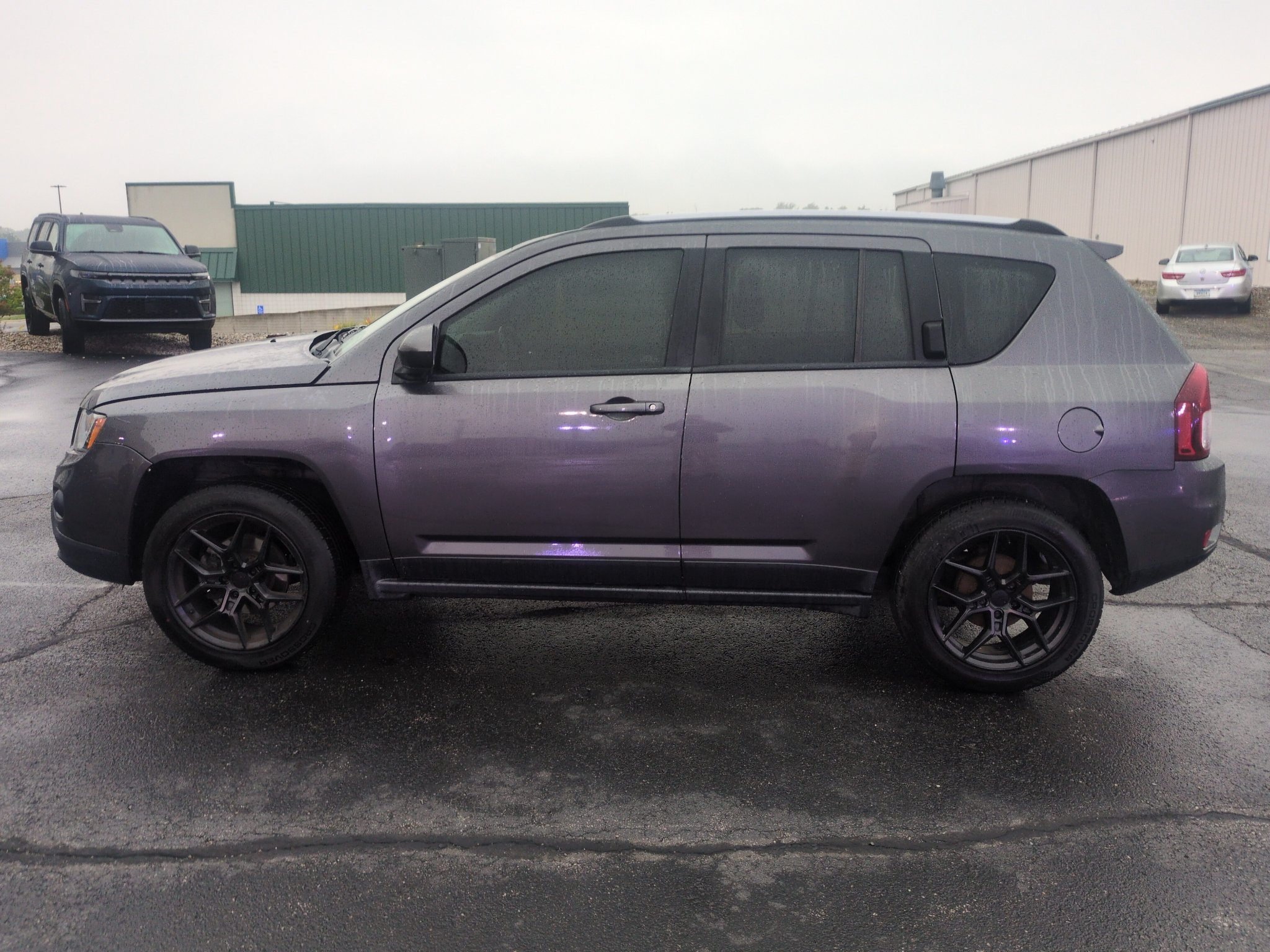 Used 2017 Granite Crystal Metallic Clearcoat Jeep Latitude image 8