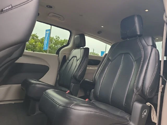 Used 2023 Silver Chrysler Touring L image 17