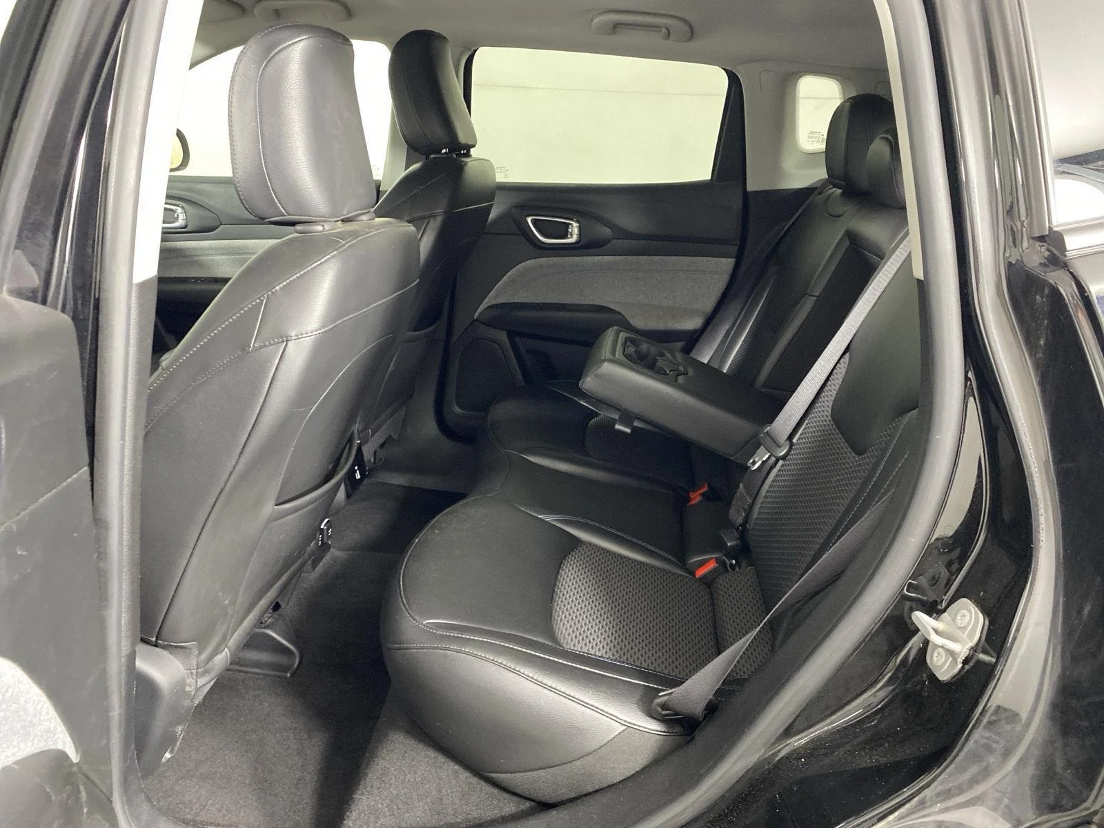 Used 2022 Diamond Black Crystal Pearlcoat Jeep Latitude image 11