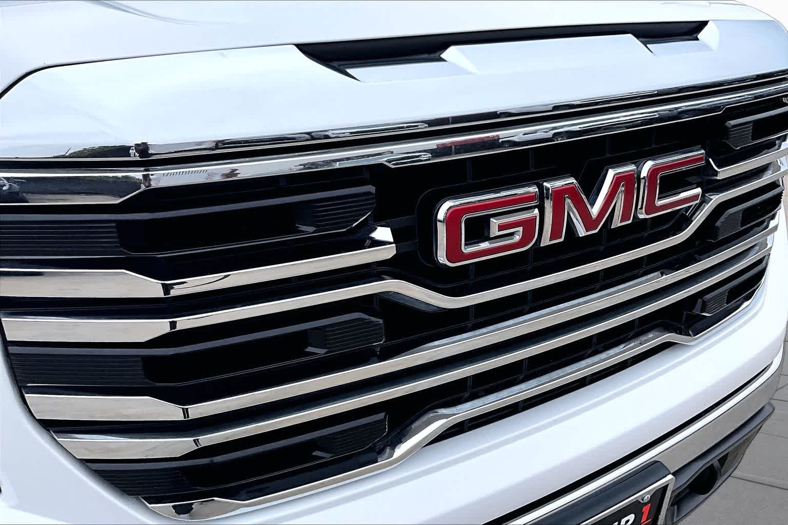 Used 2023 Sterling Metallic GMC AT4X image 30