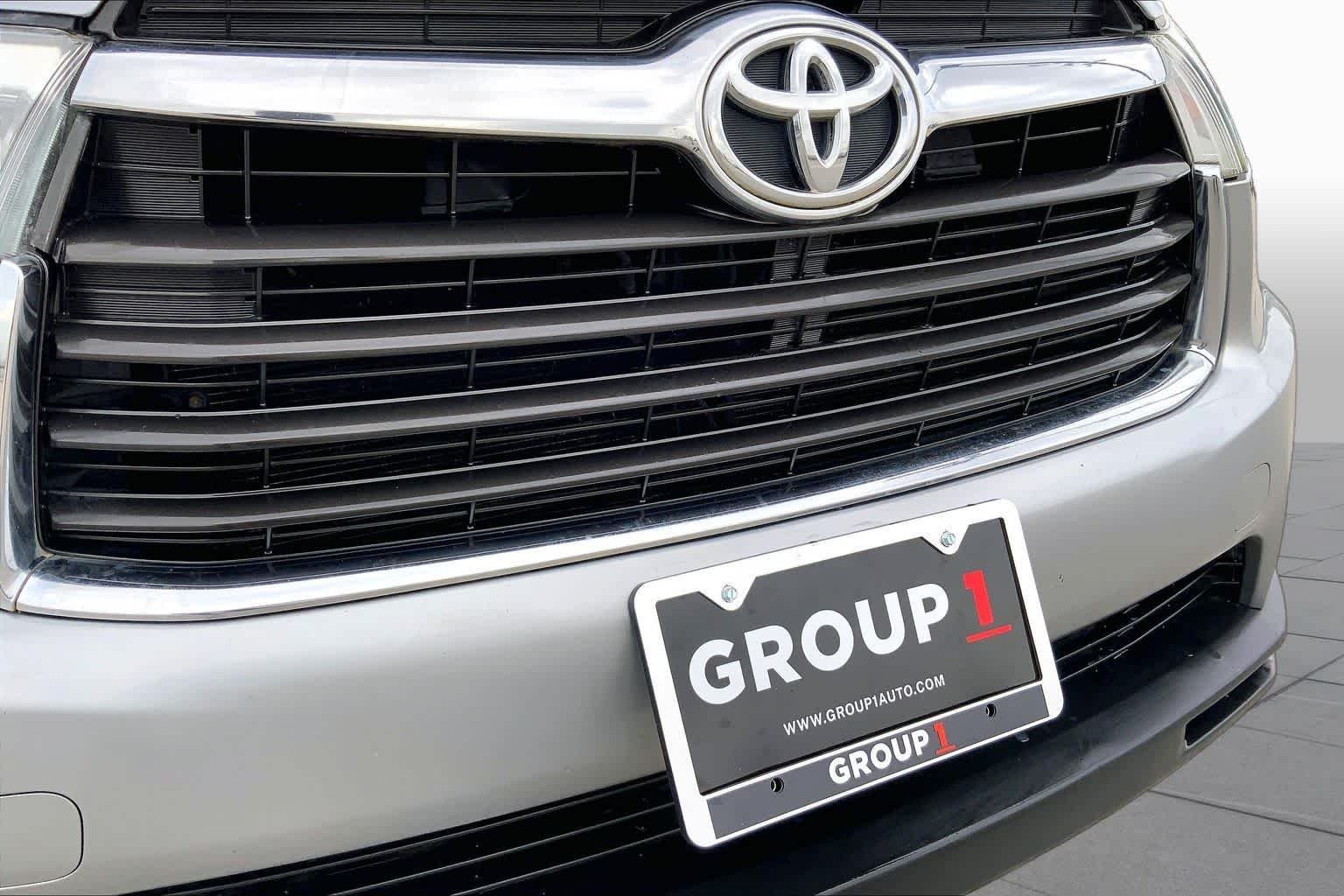 Used 2015 Silver Sky Metallic Toyota Limited image 29
