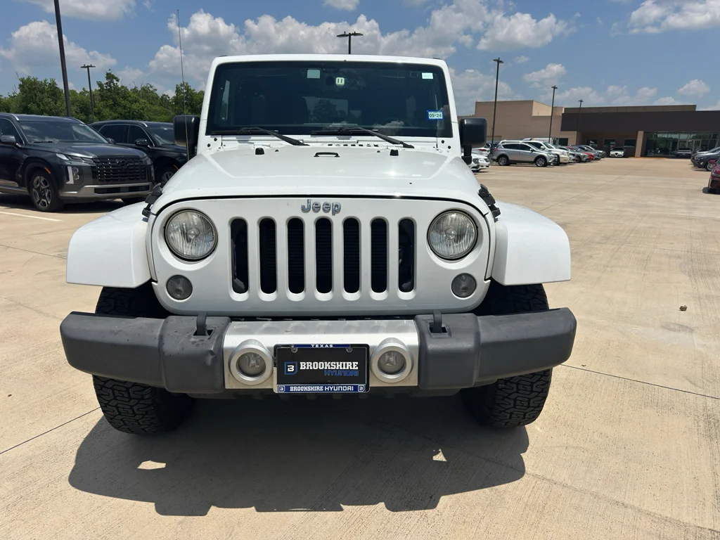 Used 2014 Bright White Clearcoat Jeep Sahara image 17