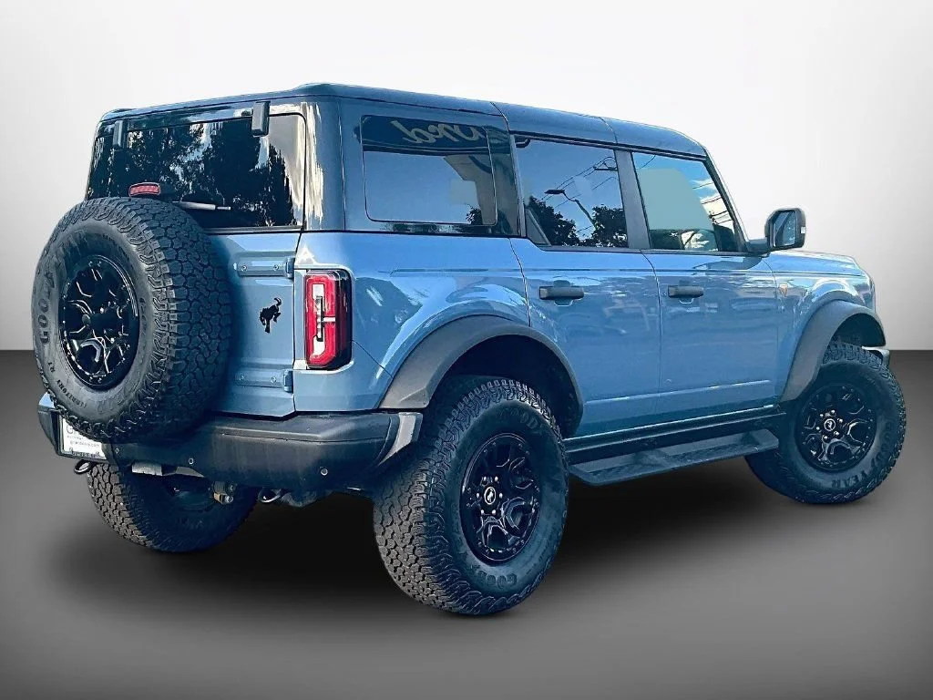 Used 2025 Azure Gray Metallic Ford Badlands image 7