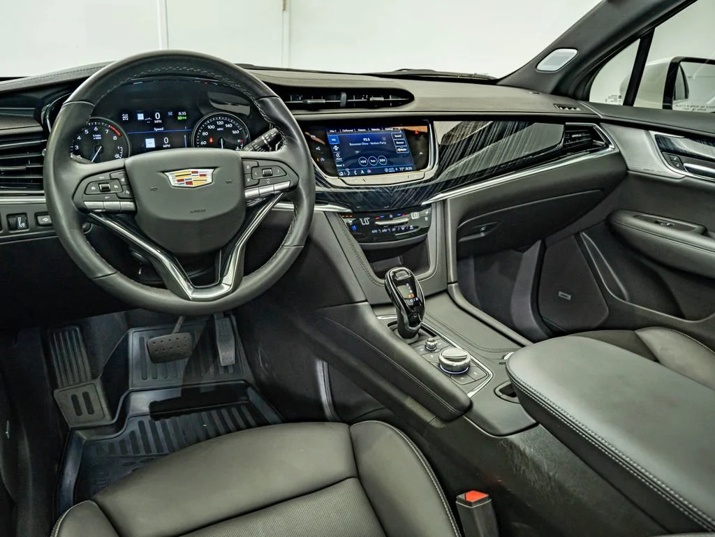 Used 2025 Crystal White Tricoat Cadillac Premium Luxury image 30