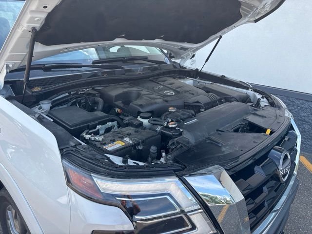 Used 2023 White Nissan Platinum image 18