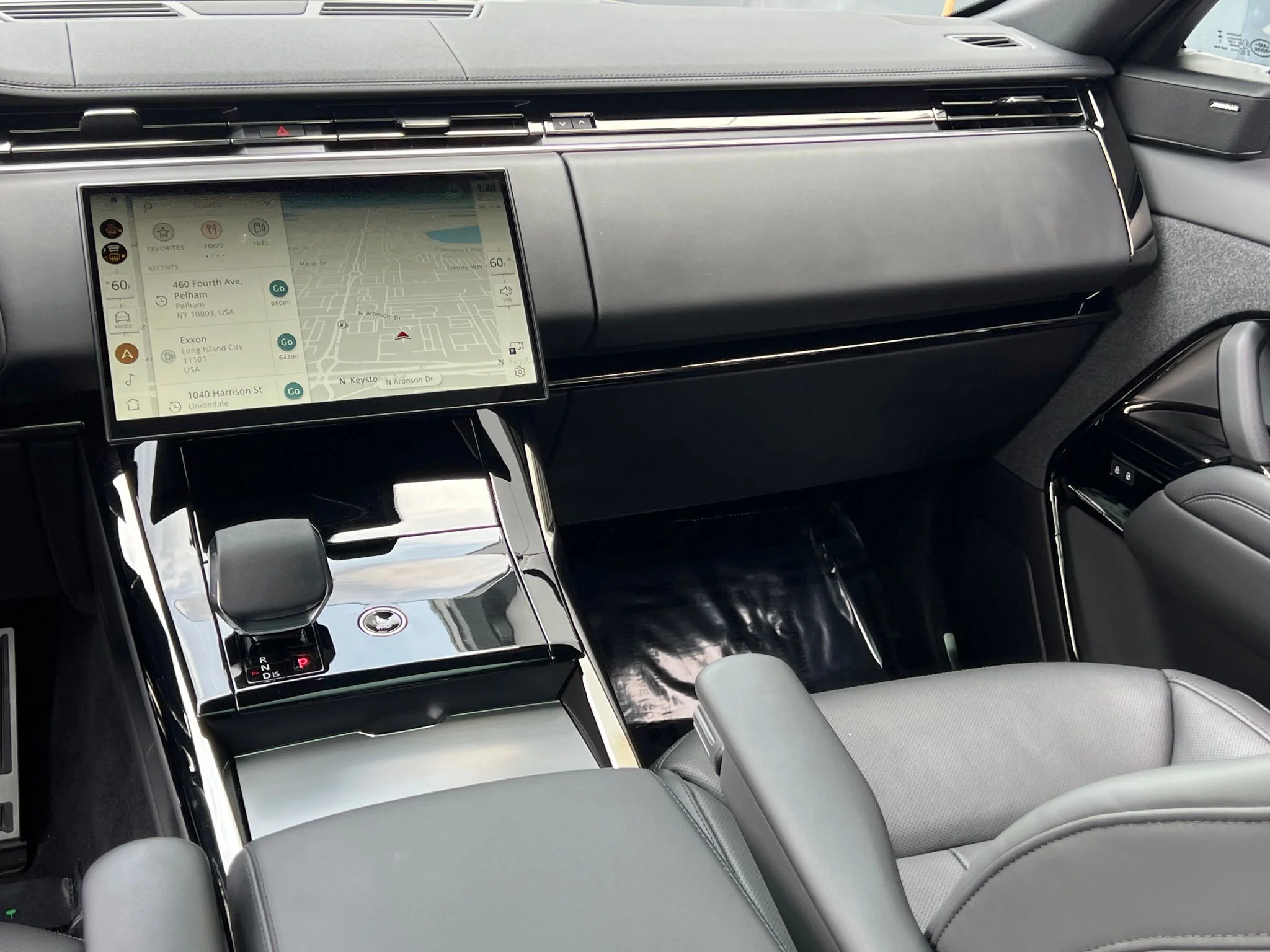 Used 2024 Gray Land Rover Dynamic SE image 32