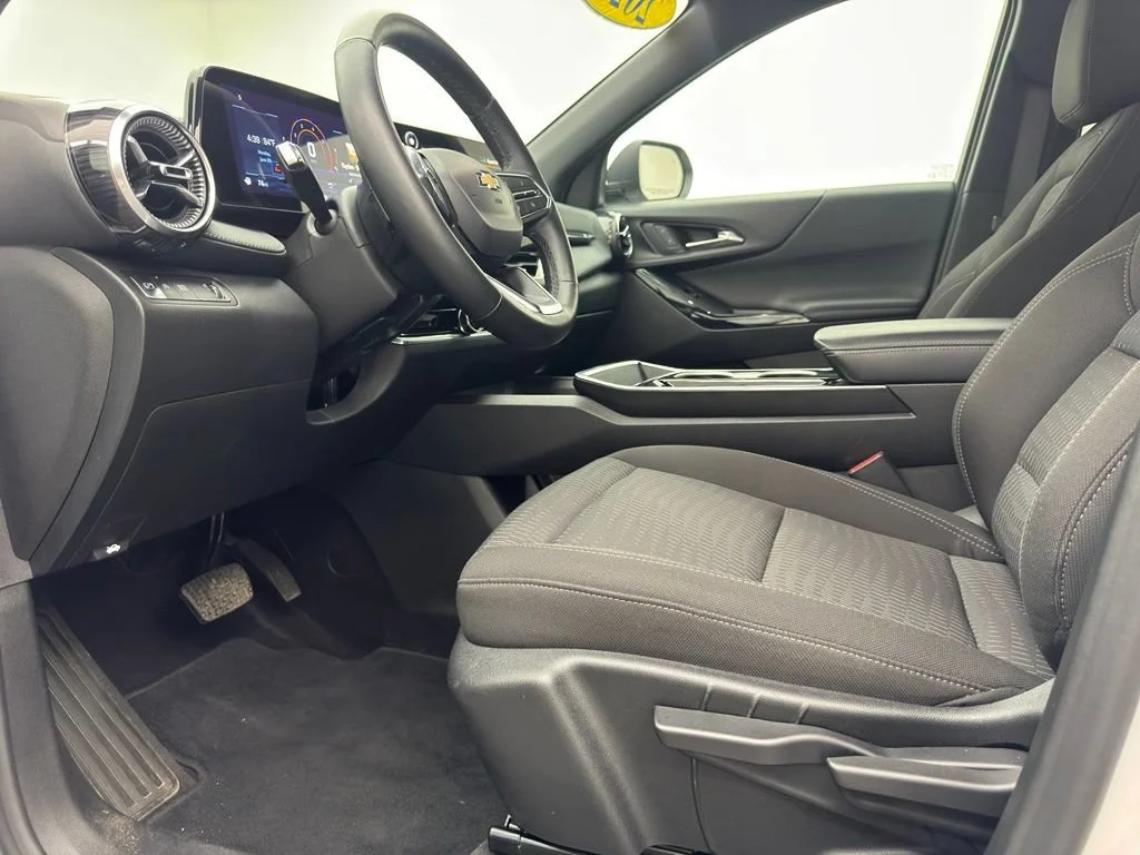 Used 2025 Summit White Chevrolet LT image 29