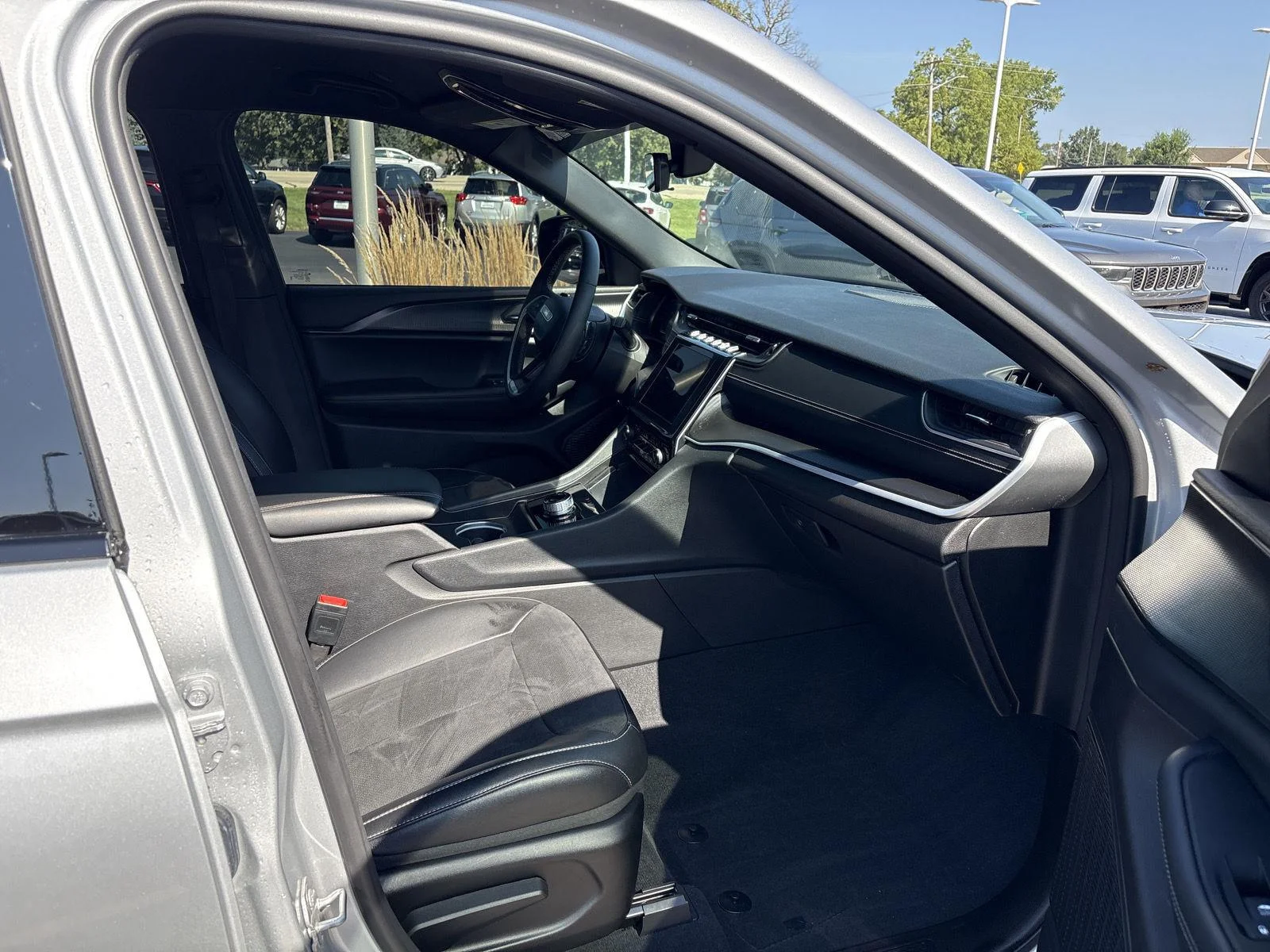 Used 2025 Silver Zynith Jeep Altitude image 14