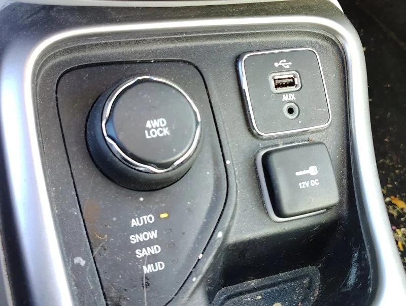 Used 2018 Red Jeep Latitude image 18