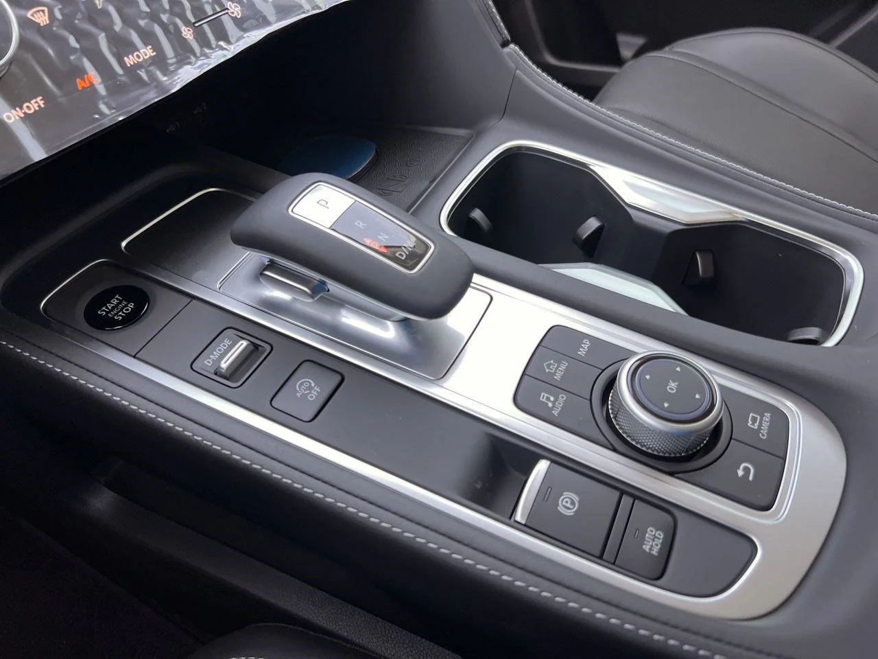 New 2027 RADIANT WHITE INFINITI Luxe FWD image 17